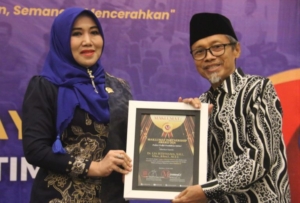 Anggota DPD RI dan MPR RI, Dr. Lia Istifhama (kiri), menerima anugerah Maklumat Partnership Awards 2026 yang diserahkan oleh Wakil Ketua PWM Jawa Timur, Sulthon Amien (kanan). Foto: Bimo/Maklumat.id
