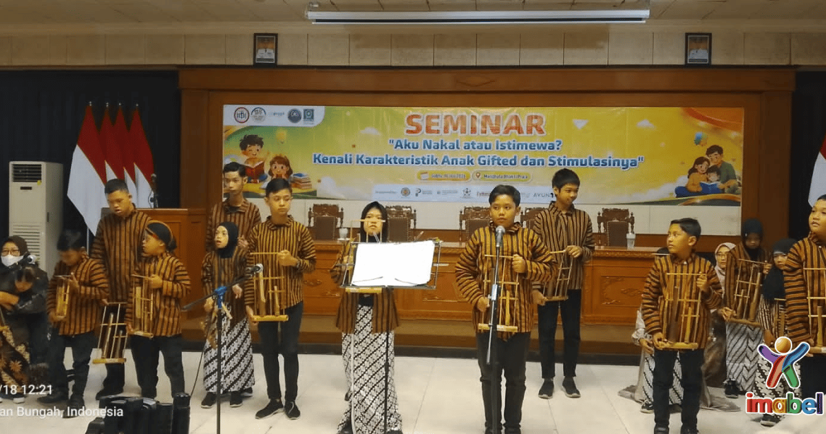 Syabil Noor Faiz dan Teman-teman Buka Seminar Anak Gifted PC Fatayat NU Gresik dengan Penampilan Pertunjukan Musik Angklung 
