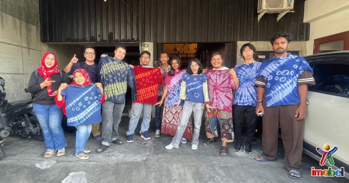 Peserta Workshop Tie Dye dari Tiga Negara Menunjukkan Hasil Karya Mereka di Kroesel House of Coffee