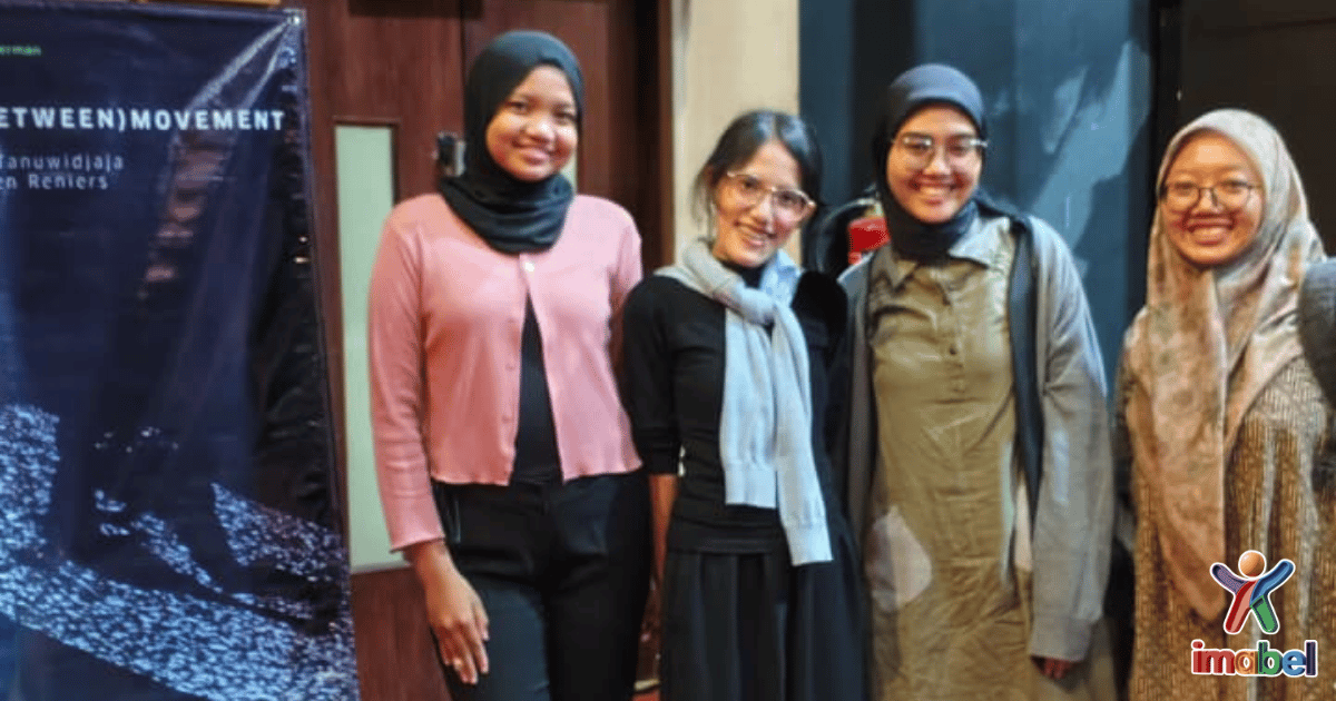 Abidah Nur Zahro (Kiri) bersama Anette Janette (Dua Dari Kiri) Berinteraksi Setelah Pertunjukan IN(BETWEEN) MOVEMENT