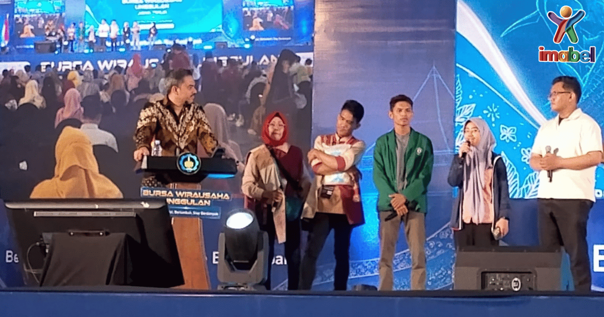 Momentum Rizky Gusti Preyambodo Mempresentasikan Hasil Karyanya di Hadapan Menteri UMKM Maman Abdurahman dengan Didampingi Sang Ibunda