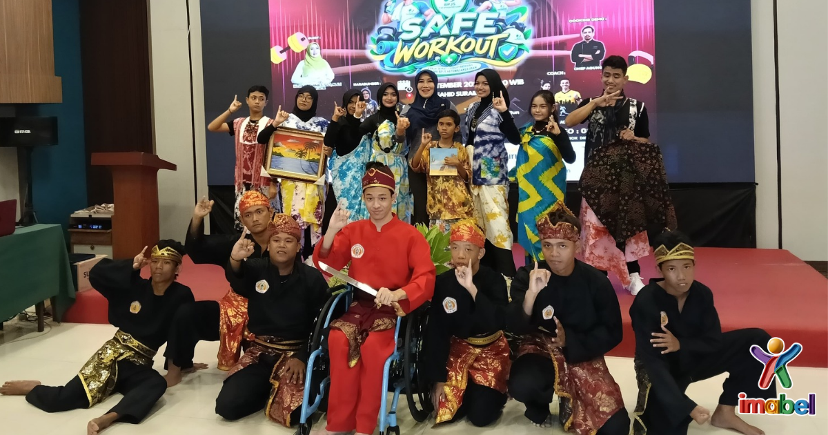 Lia Istifhama (Ning Lia) Berfoto Bersama Para Bestie Imabel