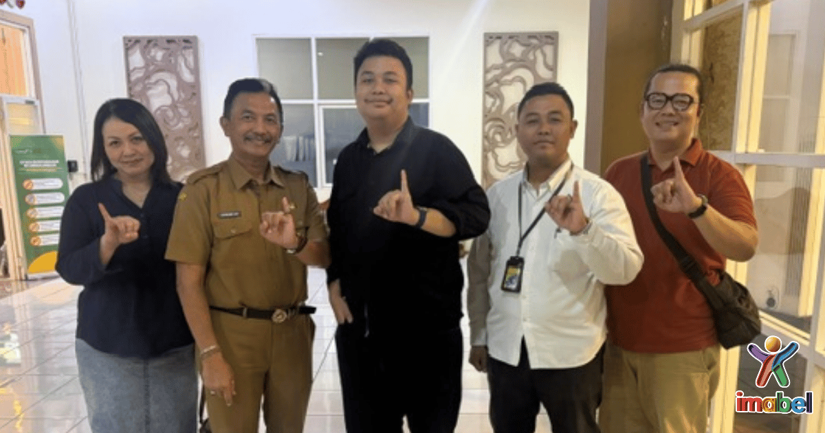 Matahari Wildan Romadhan (tengah) Diapit oleh Sekretaris Dinas Tenaga Kerja Kota Surabaya serta Perwakilan BPVP Sidoarjo