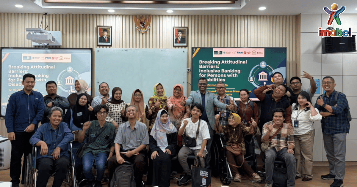 Serius Tapi Santai, Para Peserta Training of Trainers: Breaking Attitudinal Barriers – Inclusive Banking for Persons with Disabilities Berpose Bersama Para Pemateri di Sela-sela Padatnya Jadwal Kegiatan